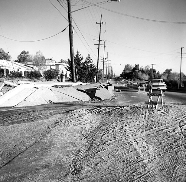 File:USGS - 1971 San Fernando earthquake - Scarp at Foothill Nursing Home - Street level view.jpg