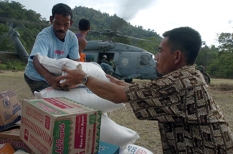 File:US Navy 050107-N-7586B-535 Indonesian citizens and Sailors from USS Abraham Lincoln (CVN 72) unload food and supplies from HH-60H Seahawk helicopter.jpg