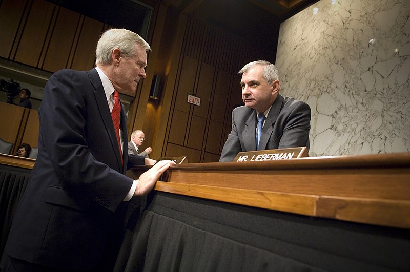 File:US Navy 090604-N-5549O-011 Secretary of the Navy (SECNAV) the Honorable Ray Mabus speaks with Sen. Jack Reed (D-R.I.)Secretary of the Navy (SECNAV) the Honorable Ray Mabus speaks with Sen. Jack Reed (D-R.I.).jpg