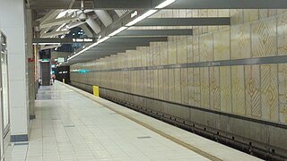 Vista dell'intera lunghezza della banchina.  Una telecamera a circuito chiuso è visibile in primo piano.