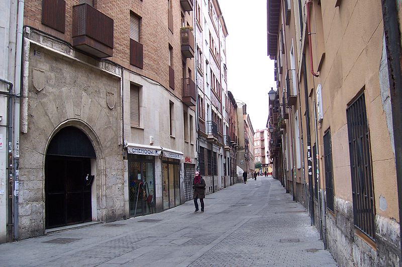 File:Valladolid calle Juan Mambrilla portada de dovelas y casas modernas lou.jpg