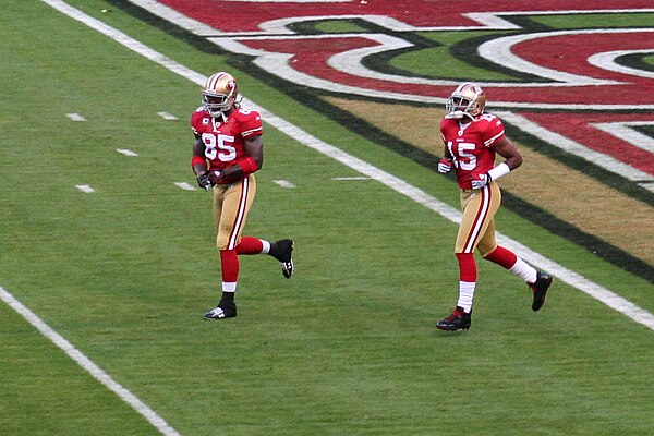 Davis (left) with wide receiver Michael Crabtree in 2009