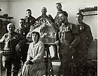 Zamboni met legerofficieren en haar kunstwerk Die Erstürmung der Forame (1916)