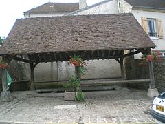 Le lavoir du Montcel, le plus ancien de la commune, dans la rue du même nom. Il a été construit en 1827.
