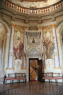 La Rotonda (Vicenza): Dorigny decorò le pareti della parte inferiore della grande sala dipingendo finte colonne in trompe l'oeil e gigantesche figure della mitologia greca