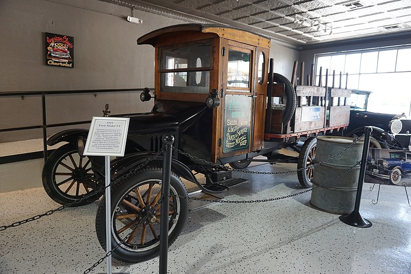 File:Vintage Car Museum & Event Center May 2017 19 (1919 Ford Model TT).jpg