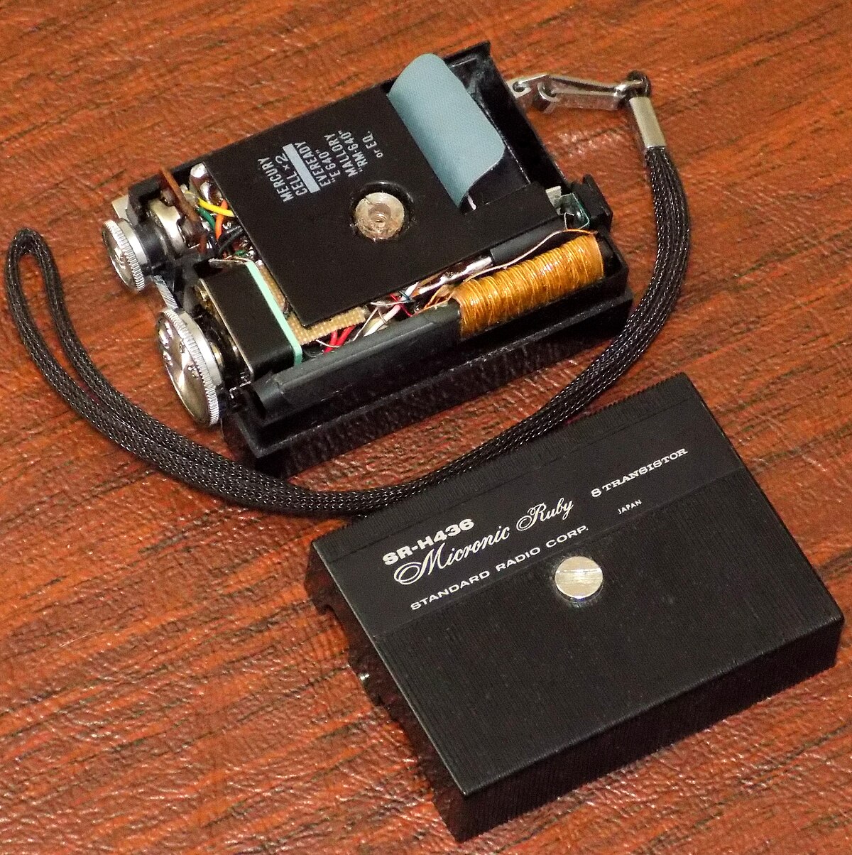 File:Vintage Standard Micronic Ruby Micro Transistor Radio, Model 