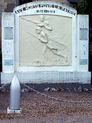 Le monument aux morts derrière l'église