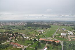 Vista aérea do Campus da UFRB e ao fundo a cidade de Cruz das Almas.JPG