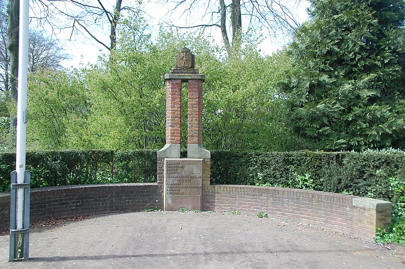 File:Warnsveld, Monument Burgerslachtoffers 1.JPG