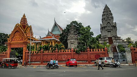 Tập_tin:Wat_Ounalom_Monastery,Sangkat_Phsar_Kandal_Ti_Muoy,_Phnom_Penh_12204,_Campuchia,26-06-16-Dyt_-_panoramio.jpg