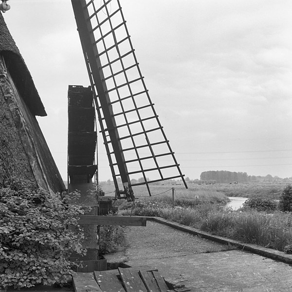 File:Wipwatermolen "De Tiendwegmolen", scheprad vanuit het noord-oosten - Hardinxveld-Giessendam - 20101376 - RCE.jpg