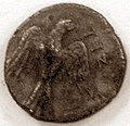 Pièce d'argent judéenne de l'époque achéménide perse (VIe au IVe siècle av. J.-C.) représentant un faucon ou un aigle. Inscription en araméen : Yehud (« Judée »).