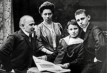 The Zuckmayer family in July 1906, from left to right: Carl Sr., Amalie, Carl Jr., Eduard