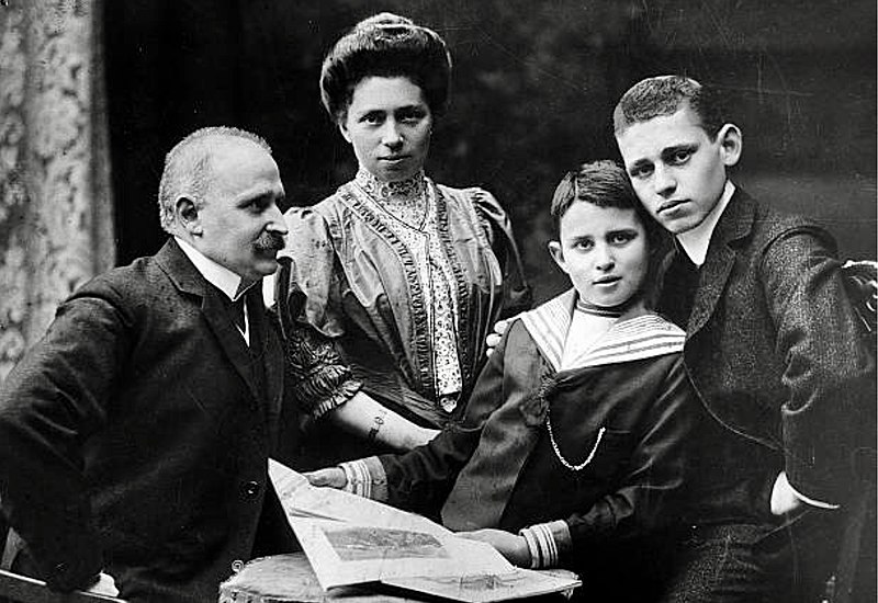 File:Zuckmayer family july1906.jpg