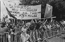 Mollucan protesters against the treatment of Suharto's government to East Timor, in The Hague, Netherlands, 1986. Zuid-Molukkers demonstreren bij Indonesische Ambassade in Den Haag tegen schendi, Bestanddeelnr 933-7169.jpg