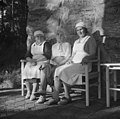 "Ainolan emäntä kahden uskollisen apulaisensa kanssa." Aino Sibelius, keittäjätär Helmi Vainikainen ja sisäkkö Aino Kari, 1940-1945, (d2005 167 6 100) Suomen valokuvataiteen museo.jpg