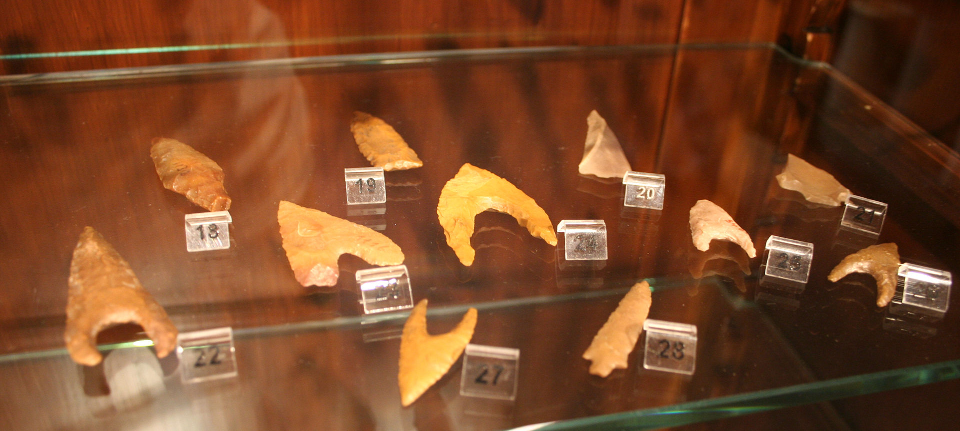Pfeilspitzen, Fundort unbekannt 1920px-%C3%84gyptisches_Museum_Leipzig_301