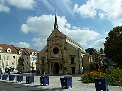 Parvis et façade.