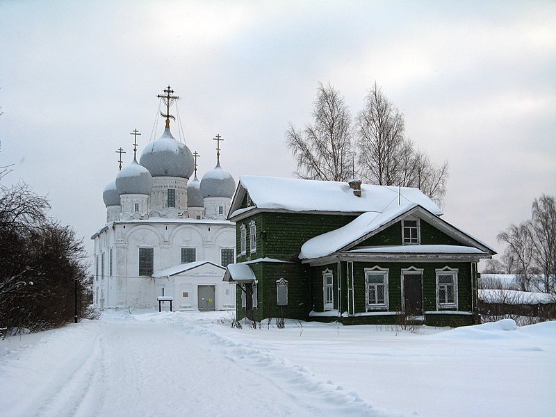 File:Белозерск. Спасо-Преображенский собор и бывший музей природы.jpg