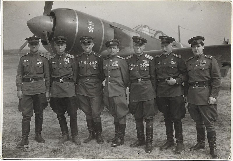 File:Лётчики 111 Сталинградского гв.иап. Третий справа - П.А.Гнидо (1945 г.).jpg