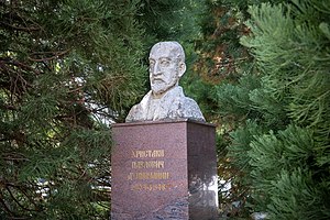 Снимката показва паметника на Христаки Павлович в Дупница