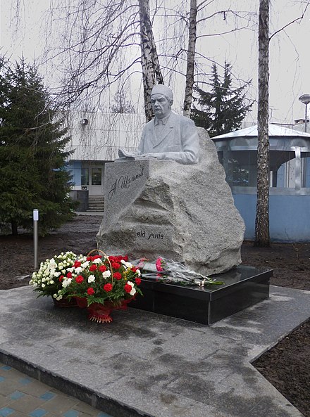 Памятник в киеве александру. Памятник Николаю Островскому (Киев). Памятники Кунича. Памятники нартам. Памятник Татьяне Маркус.