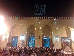 تجمهر الناس أمام المسجد في "الليلة الكبيرة" للاحتفال بمولد الدسوقي عام 2010.