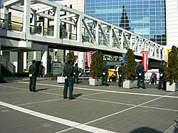 国鉄労働組合員による JR東日本新宿本社前の抗議活動.jpg