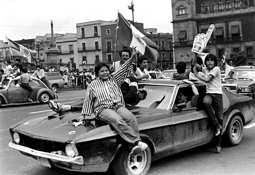 Vieringen van Mexicaanse fans op het belangrijkste plein van Mexico City, 7 juni 1986.