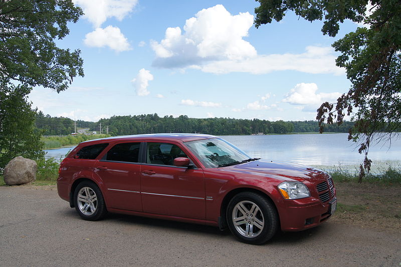 File:05 Dodge Magnum RT (9470517284).jpg