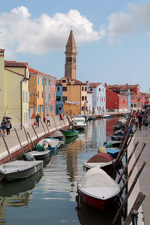 File:0 Burano, Rio della Giudecca et église San Martino à Burano (2).JPG