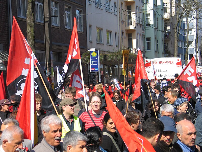 File:1. Mai 2013 in Hannover. Gute Arbeit. Sichere Rente. Soziales Europa. Umzug vom Freizeitheim Linden zum Klagesmarkt. Menschen und Aktivitäten (080).jpg