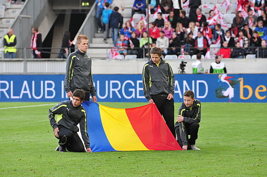 De Roemeense vlag wordt getoond voorafgaand aan een oefenduel in juni 2012 tegen Oostenrijk. De kleuren van de vlag zijn verwerkt in het tenue.