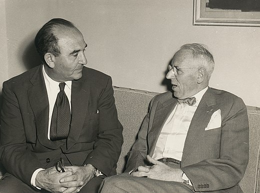 Israëlische minister van Financiën Levi Eshkol (links) en minister van Financiën Johan van de Kieft op 10 mei 1956.