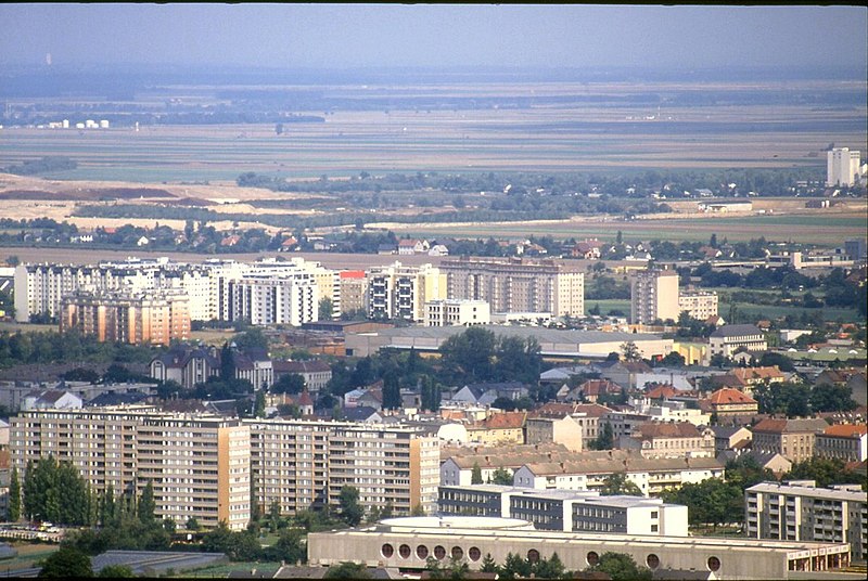 File:178R32270888 Blick vom Donauturm, Blick Richtung Nordosten links Deponie Rautenweg, rechts Richtung Breitenlee.jpg