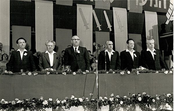 Alignment politicians at a 1965 conference. From left to right: Aharon Becker, Yisrael Galili, Levi Eshkol, Reuven Barkat, Yigal Allon and Mordechai I