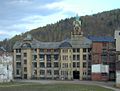 frühere Wellner-Fabrik, im Hintergrund der Heidelsberg mit Fernsehumsetzer