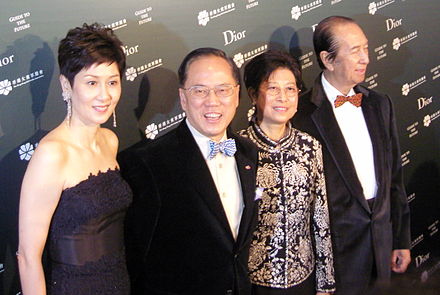 曾荫权与夫人曾鲍笑薇等出席电影《魔幻罗盘》首映礼暨香港女童军总会周年慈善晚宴。