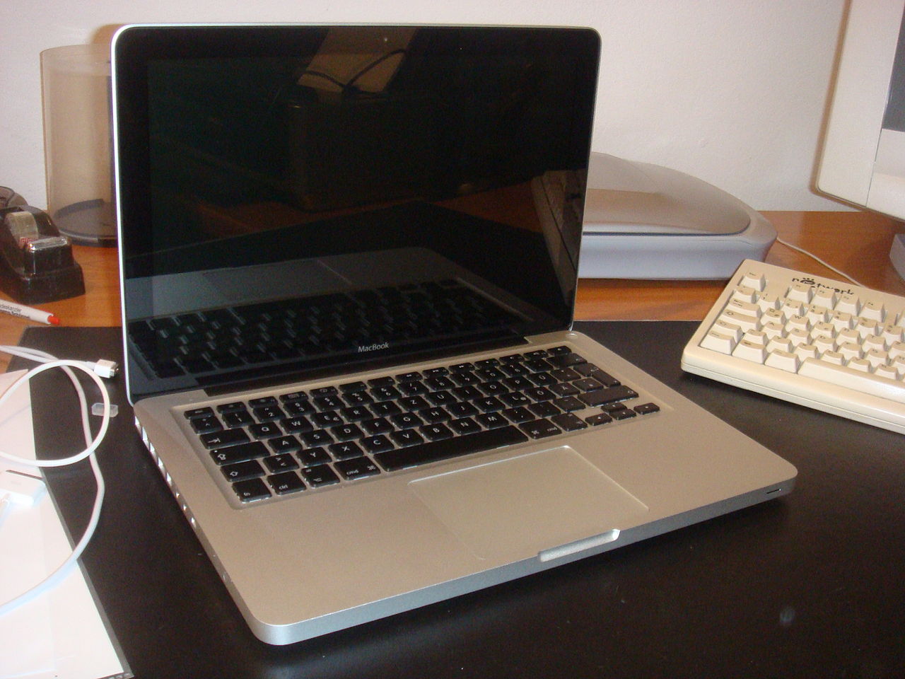 File:2008 MacBook Aluminium.jpg - Wikimedia Commons