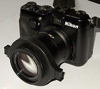 Nikon Coolpix P7100 équipé d'une bonnette macro Raynox DCR-250.