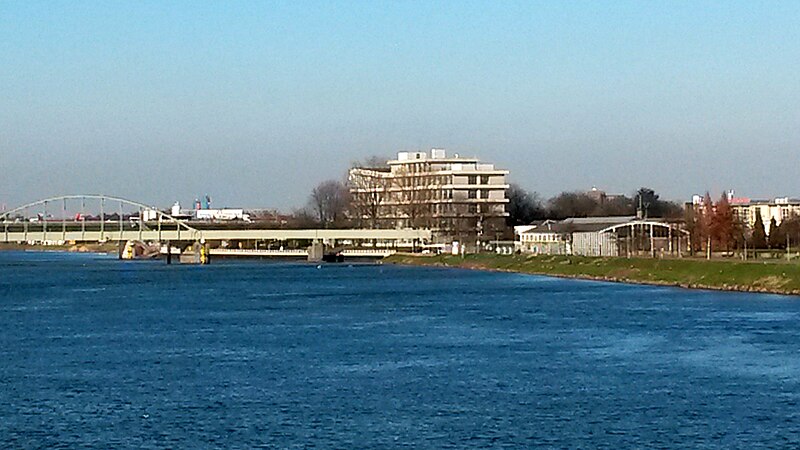 File:20150312 Maastricht; Meuse seen from Wilhelminabrug to the north 02.jpg