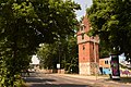 Blick auf Höhe des Pferdeturms nach Westen in die Straße Am Pferdeturm. Im Hintergrund die Querung der A 37 und die Fußgängerbrücke des Verwaltungsgebäudes der Continental AG über die Hans-Böckler-Allee.