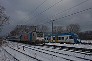 Traxx E483.255 jako pociąg KŚ99017 z Katowic do Zwardonia, oraz 35WE-007 jako KŚ99022 z Zwardonia do Katowic. Planowe krzyżowanie pociągów w Węgierskiej Górce, 13.31