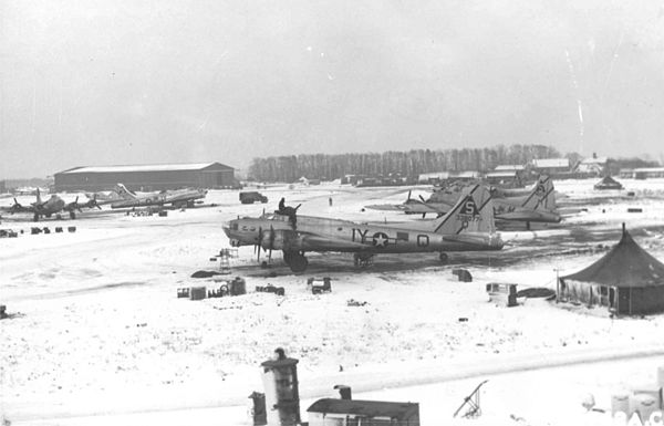 B-17s of the 615th Bomb Squadron at Deenethorpe. B-17G Serial 43-338077 is in the foreground
