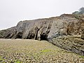 Falaises de l'enclave d'Argol : roches redressées à la verticale 6.