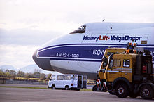 An-124 vor dem Verladen von Teilen für eine Tunnelvortriebmaschine der Firma Herrenknecht 1997