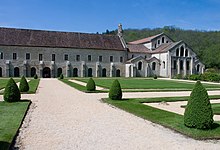 Abbaye de Fontenay - L'église et le bâtiment conventuel vus des jardins