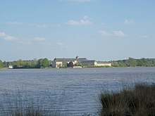 Le bourg de Paimpont, l'abbaye essentiellement, vu depuis la forêt sur la rive ouest de l'étang.