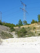 Les terrains recoupés par le puits, visibles grâce à la carrière voisine.